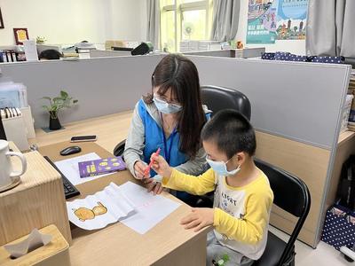 抗疫家庭背后的温暖守护 东莞社工志愿者全天候看护服务上门